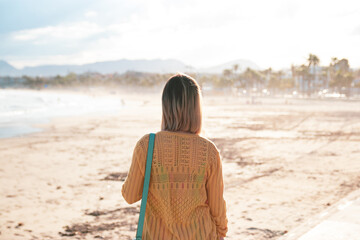 Fototapeta na wymiar Mujer de espaldas en la playa