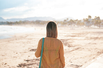 Mujer de espaldas en la playa