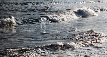 Olas del mar rompiendo en la playa