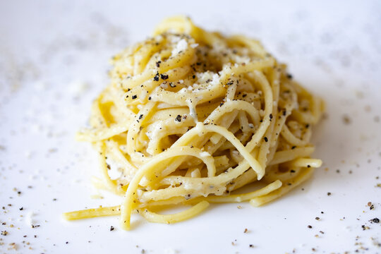 Cacio e Pepe (Spaghetti With Black Pepper and Pecorino Romano cheese) Recipe