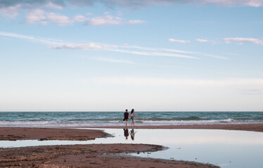 Pareja andando y paseando por la playa