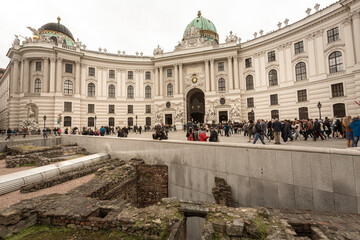 Fototapeta na wymiar Alte Hofburg, Vienna, Austria, con in primo piano gli scavi archeologici