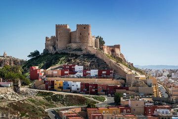 Vista del castillo, los torreones y las murallas de la Alcazaba del Cerro de San Cristóbal en la...