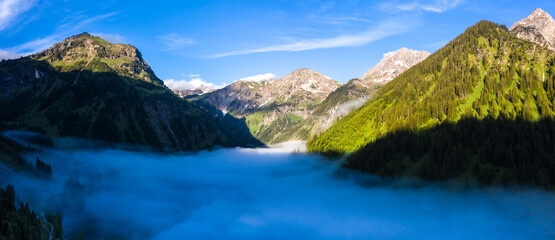 Fototapeta na wymiar Nebel über dem Vilsalpsee im Tannheimer Tal
