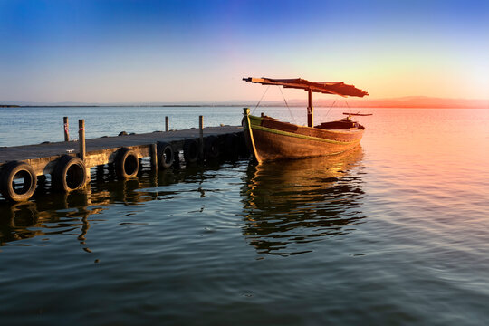 Barca junto al muelle al atardecer