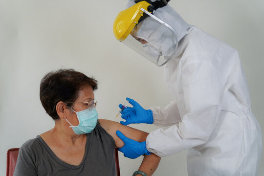 The doctor inquired about a communicable disease in the coronary vaccine covid-19.The doctor in the PPE protective suit asked the patient for personal information to test for covid-19  infection.