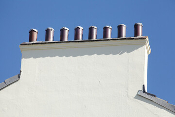 Weisser Schornstein mit Schornsteinrohren, Blauer Himmel,  Deutschland, Europa