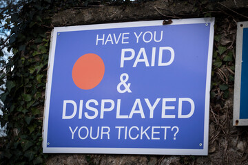 Obraz premium Car parking Paid and Displayed Sign