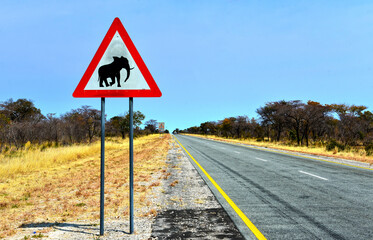 Arikanisches Verkehrsschild mit einem Abbild eines Elefanten in Namibia