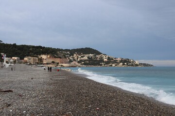 Coucher de soleil sur la mer m&eacute;diterran&eacute;e vu depuis la plage de Nice, ville de Nice, D&eacute;partement des Alpes Maritimes, France
