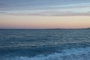 Obraz premium Coucher de soleil sur la mer méditerranée vu depuis la plage de Nice, ville de Nice, Département des Alpes Maritimes, France