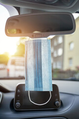 Maske im Auto. Autofahren während der covid 19 Pandemie. The new normal in 2020.