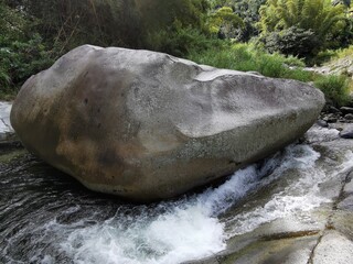 Mit Petroglyphen beschrifteter Stein