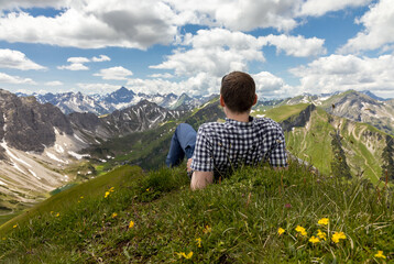 Blick eines Wanderers von der Schochenspitze Richtung Landsberger Hütte in den Tannheimer Bergen 