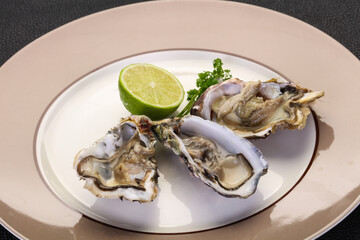 Oysters with lime and parsley