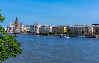 Obraz premium A view across the River Danube, Budapest to the northern shore on a summer's evening
