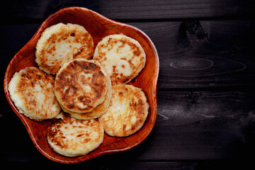 Cheesecakes in a bowl on a wooden background