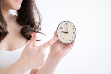 時計を持つ女性
