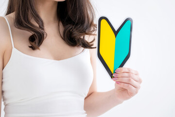 初心者マークを持つ女性
