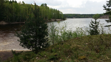 Wiosenny widok na jezioro.