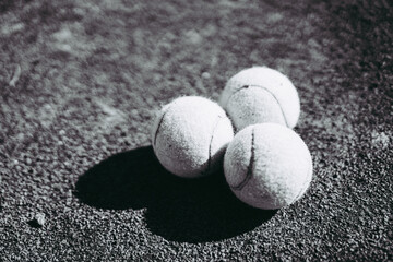 Balls for tennis on the court - obrazy, fototapety, plakaty