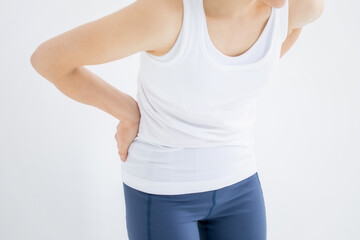 腰をおさえる女性
