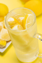 Fototapeta na wymiar 冷凍レモンでつくったレモンサワー