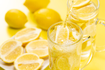 レモンの果実がたっぷりはいったレモンサワー