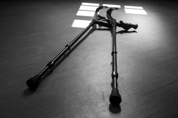 Gehhilfen liegen auf einem Treppenabsatz in einem Berliner Hausflur