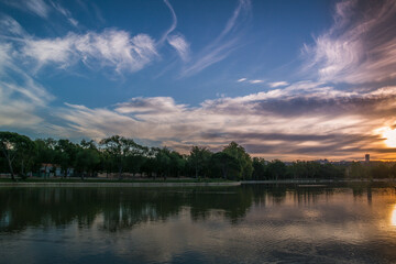 jezioro chmury niebo drzewa las © Katarzyna