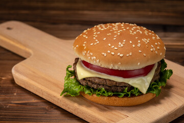 トマトとチーズのハンバーガー