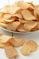 お皿にのせた大量のポテトチップス