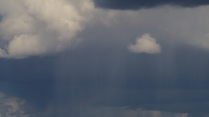 Ciel orageux, rideau de précipitations