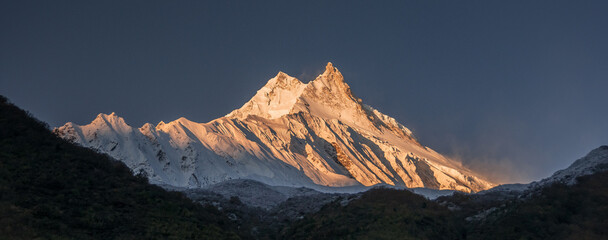 Zonsopgang bij de berg Manaslu (8.163 m), Manaslu Himal, Nepal Himalaya, Nepal
