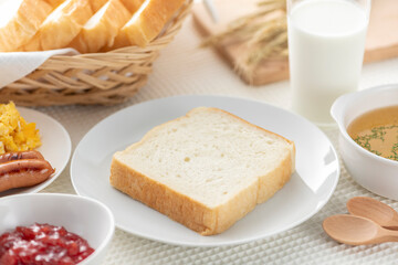 食卓に並んだ食パン