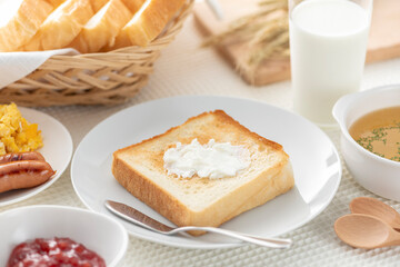 食卓に並んだ食パン（マーガリン）