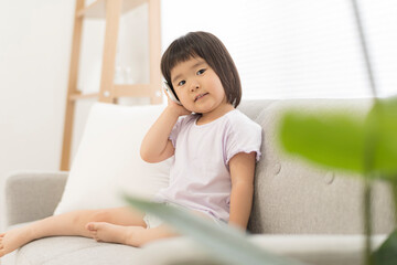 スマートフォンで電話をかける3歳の子供