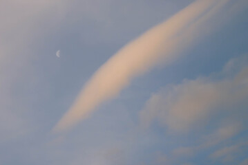 La Lune et l'arc de nuage blanc