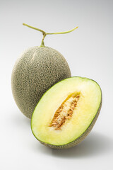 半分にカットしたメロン　白バック