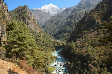Fototapeta na wymiar The first view of Thamserku while hiking along the Dudh Koshi river in Nepal.