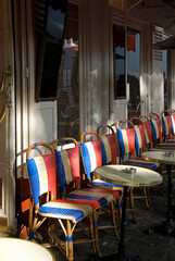 Französisches Bistro in Paris. Leere Stühle in den französischen Farben: blau, weiß, rot
