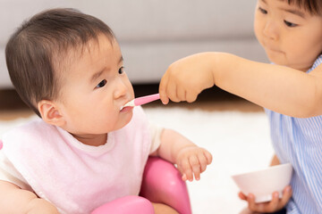 赤ちゃんに離乳食を食べさせる