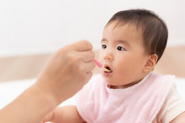 赤ちゃんに離乳食を食べさせる