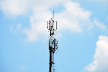Obraz premium Telecommunication tower of 4G and 5G cellular. Macro Base Station. Wireless Communication Antenna Transmitter. Telecommunication tower with antennas.