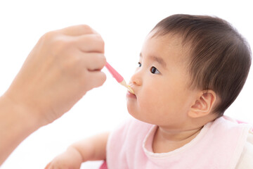 赤ちゃんに離乳食を食べさせる