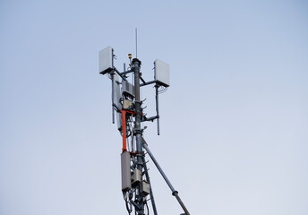 Obraz premium Telecommunication tower of 4G and 5G cellular. Macro Base Station. Wireless Communication Antenna Transmitter. Telecommunication tower with antennas.