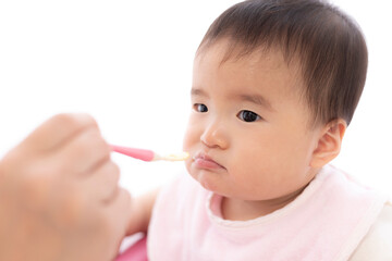 赤ちゃんに離乳食を食べさせる