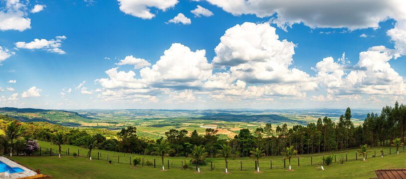 Panorama de uma paisagem com lagos, plan&iacute;cie e muitas nuvens no c&eacute;u em um dia ensolarado