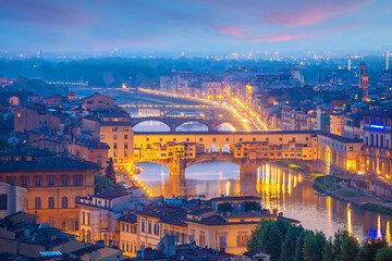 Fototapeta na wymiar Ponte Vecchio and Florence city downtown skyline cityscape of Italy