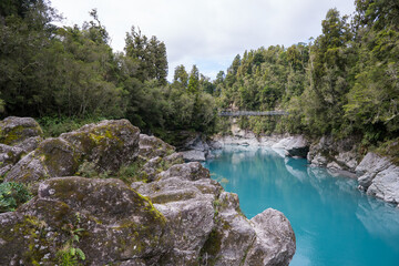 Fototapeta premium Hängebrücke Hoktika Gorge in Neuseeland / suspension bridge Hoktika Gorge in New Zealand